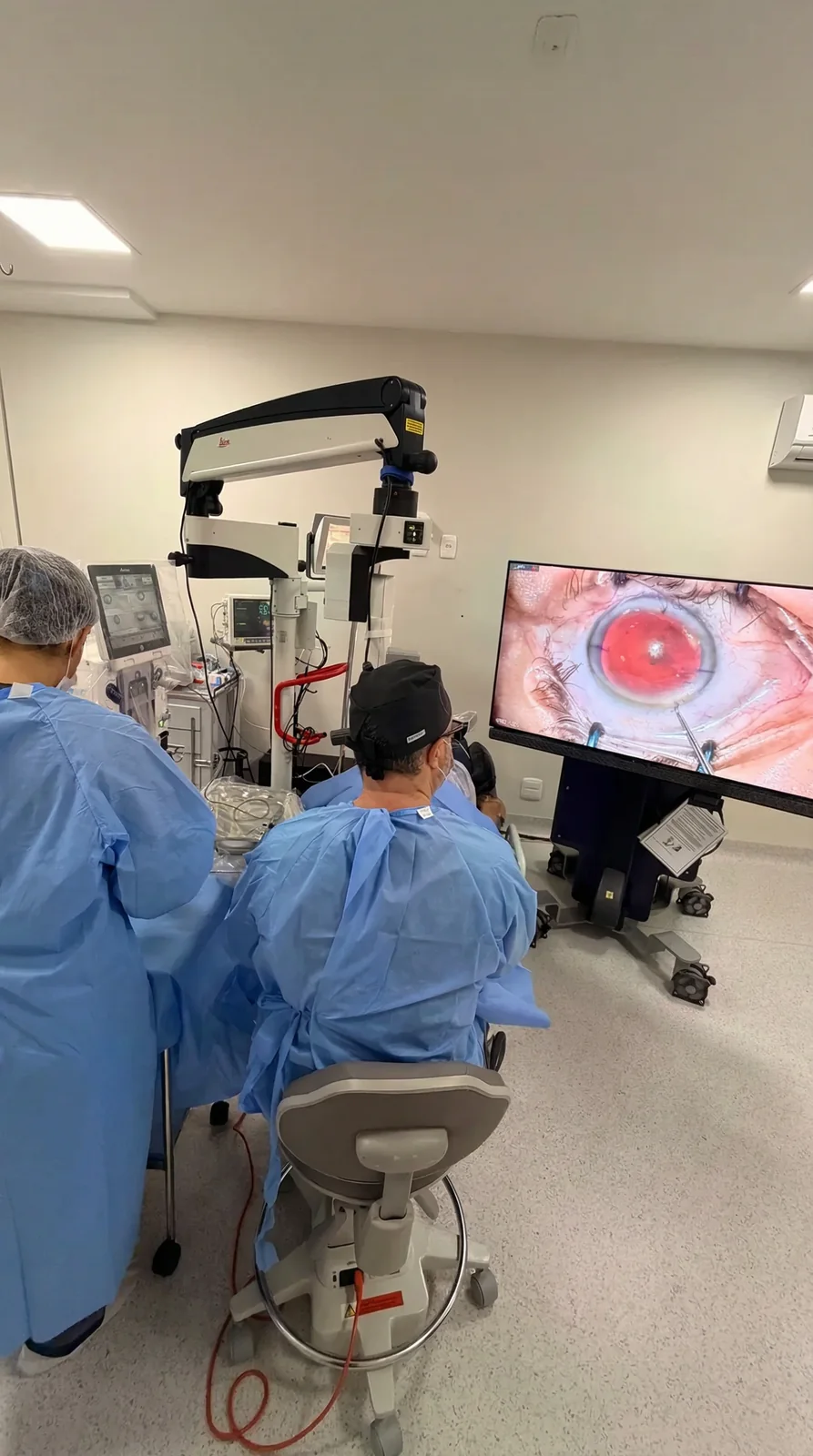 Centro cirúrgico OFTA VITTA, microscópio Leica e tela de visualização 4K durante cirurgia de catarata