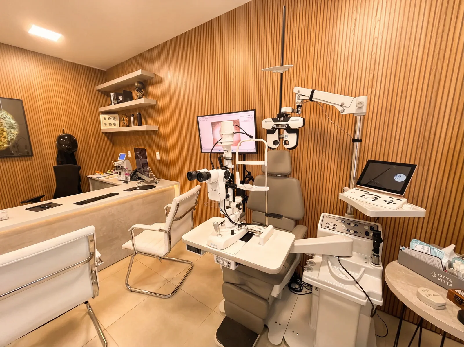 Consultório do OFTA VITTA, lâmpada de fenda Zeiss, cadeira oftalmólogica e equipamentos de diagnóstico