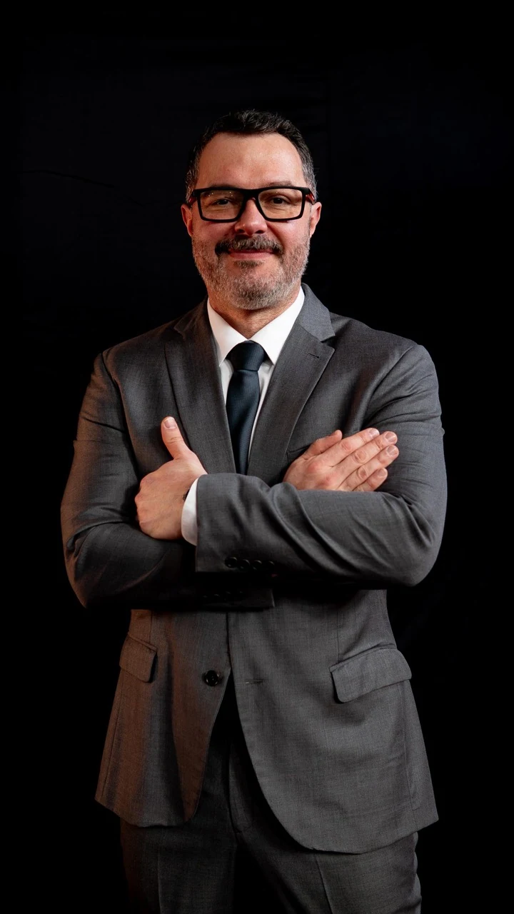 Dr. Augusto Legnani Neto, de braços cruzados