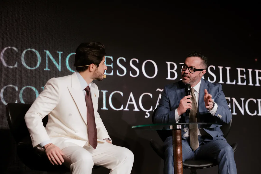 Dr. Augusto Legnani Neto conversa no palco durante programação pública do CBCI 2026.