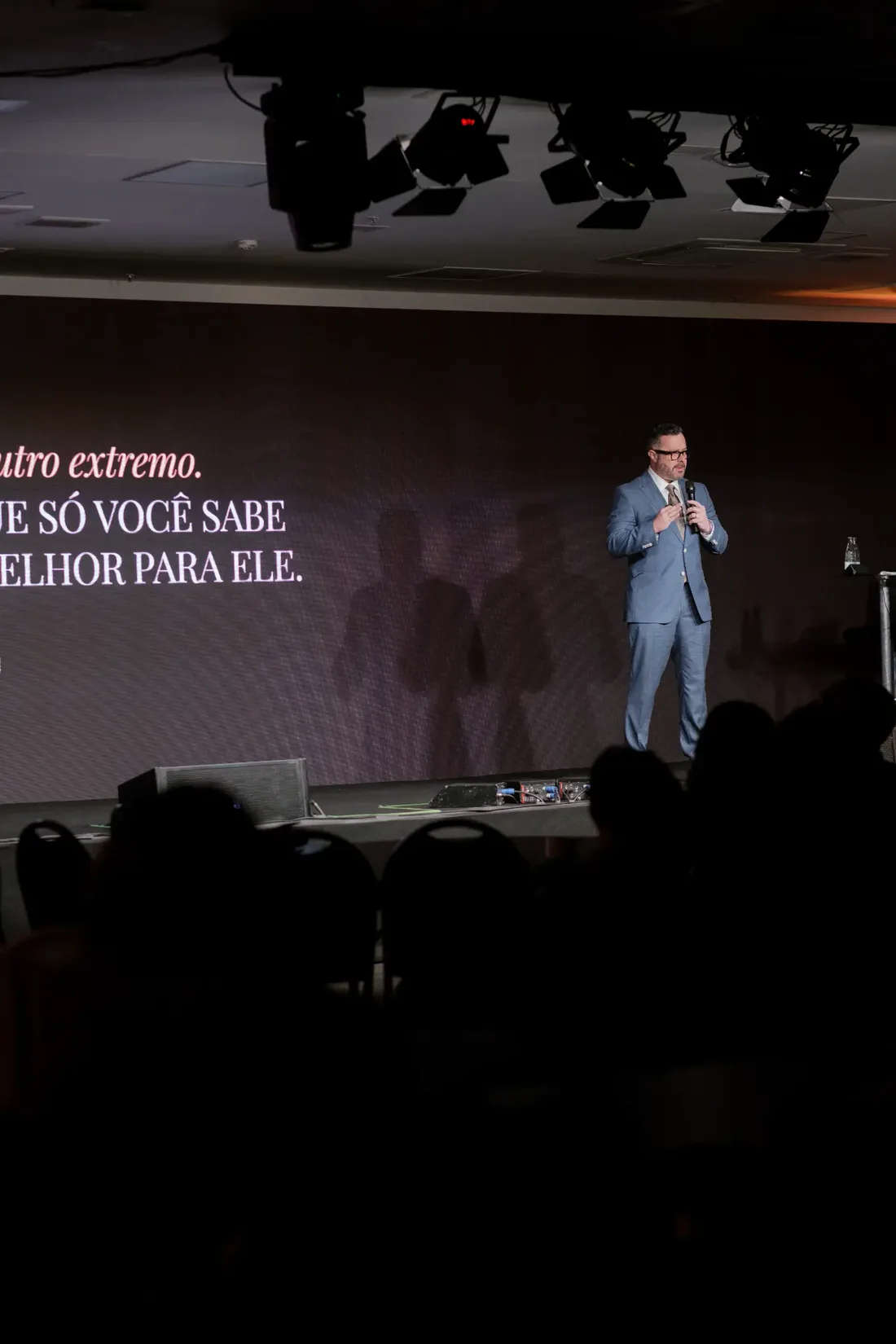 Dr. Augusto Legnani Neto apresenta uma palestra no palco do CBCI 2026, visto a partir da plateia.