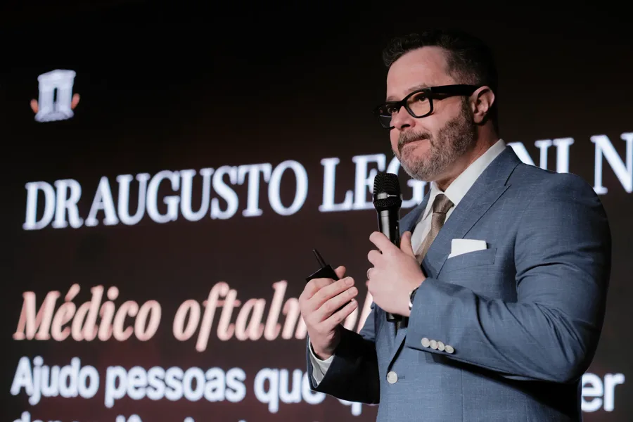 Dr. Augusto Legnani Neto fala ao microfone no palco do CBCI 2026, em São Paulo.