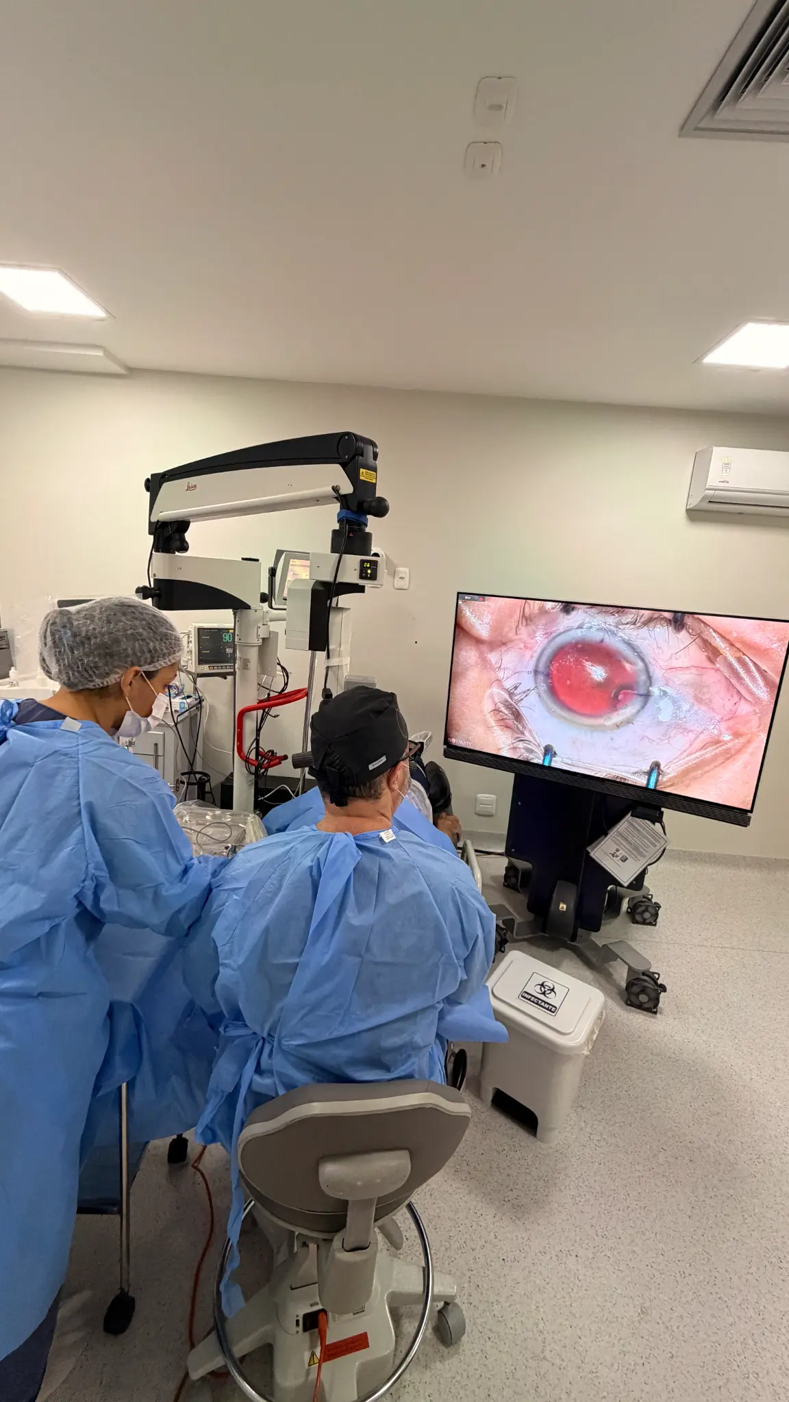 Centro cirúrgico do OFTA VITTA com microscópio e equipamentos