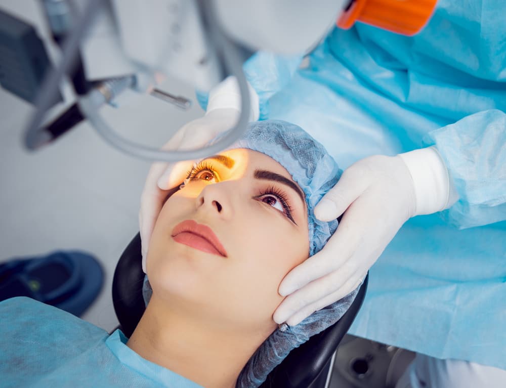 Laser excimer realizando procedimento de cirurgia refrativa na córnea com visualização em corte transversal