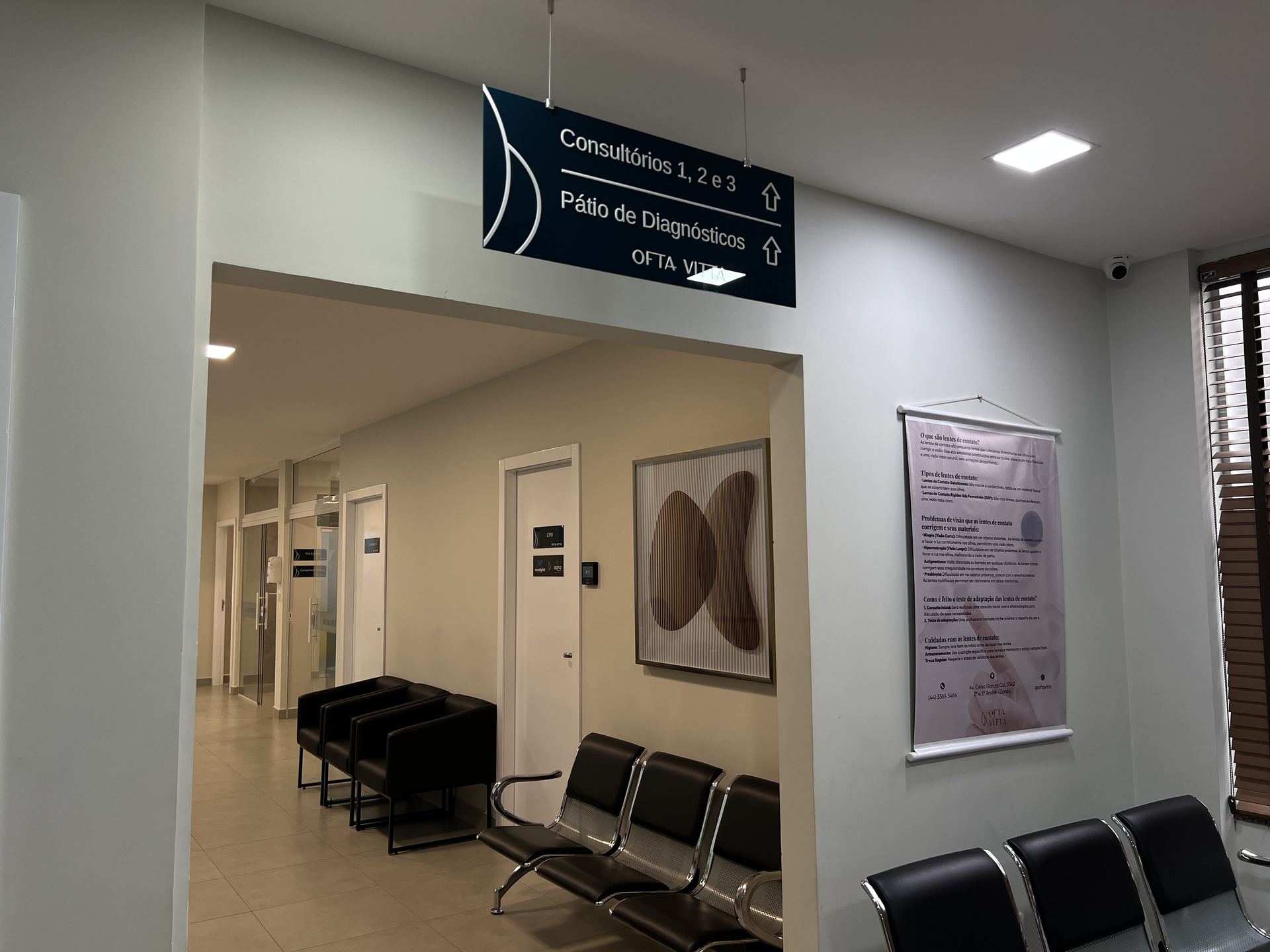Corredor interno do OFTA VITTA com sinalização para consultórios e Pátio de Diagnósticos