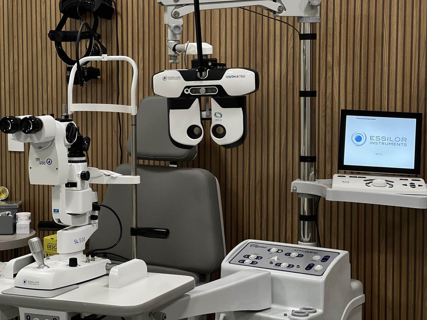 Equipamentos Essilor no consultório OFTA VITTA, Vision-R 700, lâmpada de fenda SL500 e cadeira Apramec